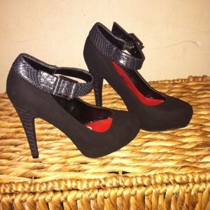 🎉Reduced!!🎉 Black high heels (Penny Loves Kenny)