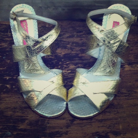 🚩REDUCED🚩Betsey Johnson Wedge Silver & Gold heel