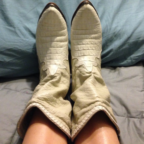 SOLD. Vintage zodiac short leather boots
