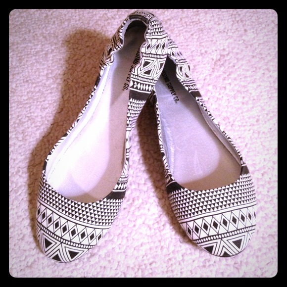 B/W Graphic Fabric Flats -New!