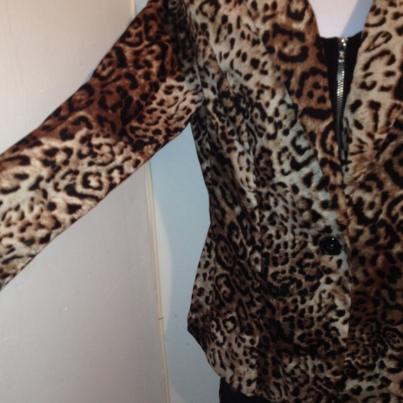 📦SOLD📦❗️❗️❗️Leopard blazer - Picture 2 of 5