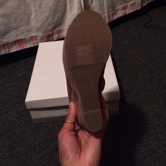 Heels - Picture 2 of 2