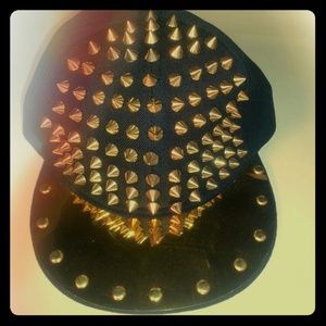 Spike snapback hat