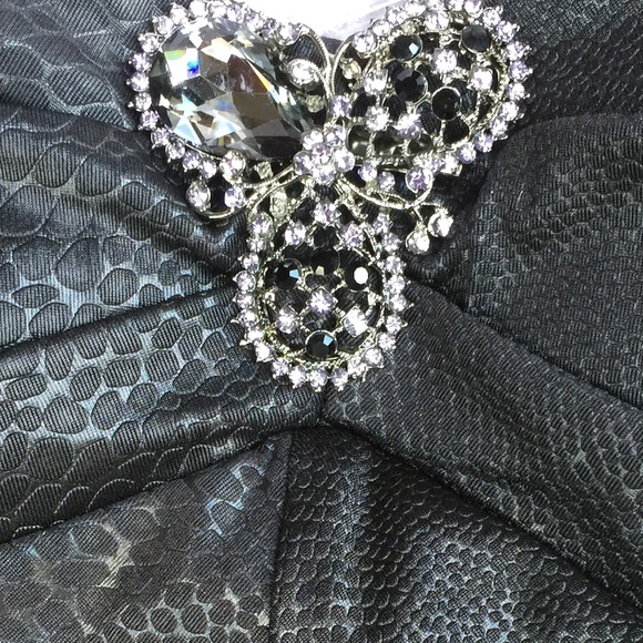 💐🟡Black 1 Shoulder Gown W/Brooch-Small - Picture 2 of 5