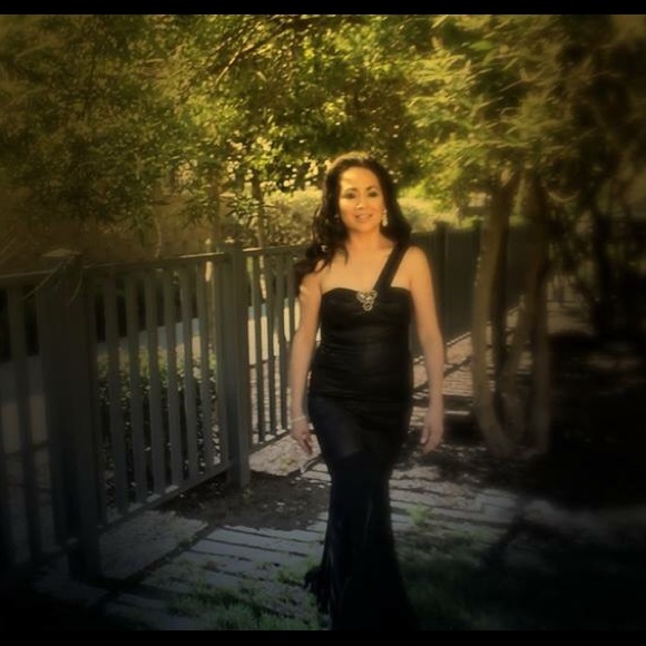 💐🟡Black 1 Shoulder Gown W/Brooch-Small - Picture 3 of 5