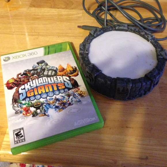 Skylander giants with portal of power