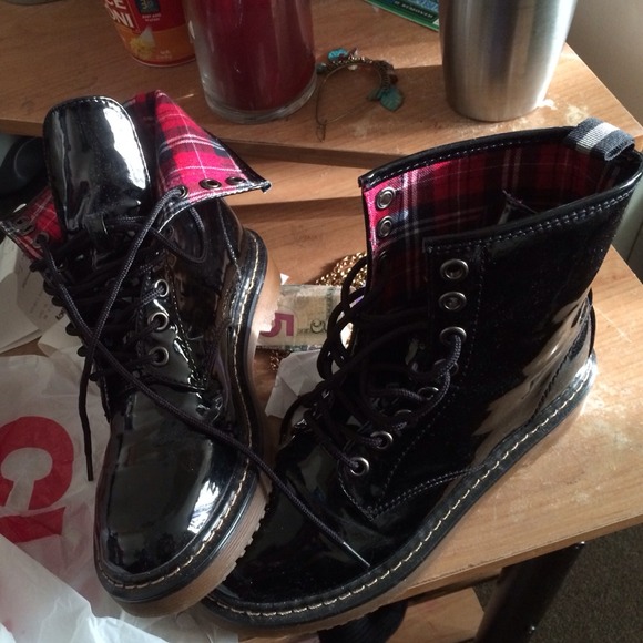 Shiny black combat boots - Picture 2 of 4