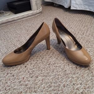 Tahari nude pumps 9.5