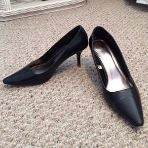 2" plain black pumps