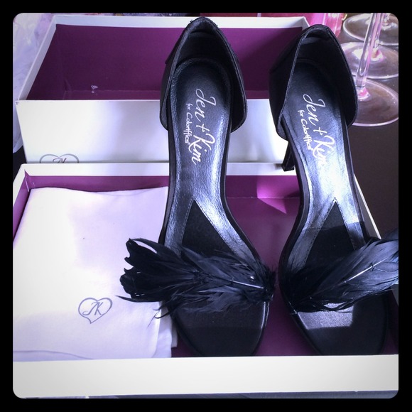 Black Feather Heels 💃👠