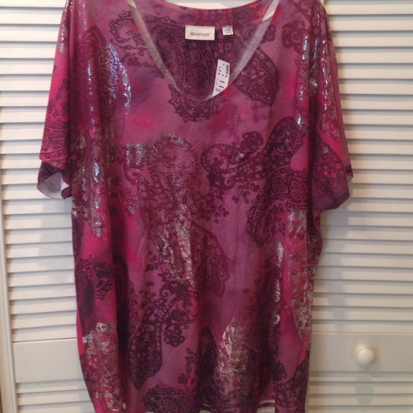 ******* SOLD ***** Pink print V neck top by Avenue
