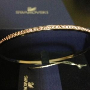 NWT Swarovski light rose bangle with crystals
