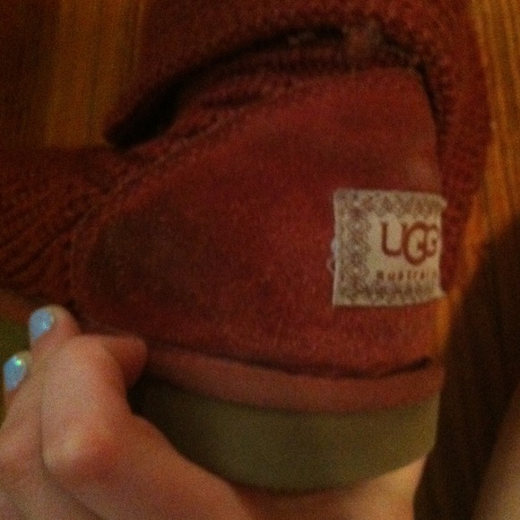 *SOLD*💓SALE $85💓Maroon Cardi Uggs - Picture 2 of 3