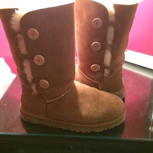 Triple Bailey Button Chestnut Uggs