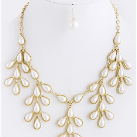 A Classy Closet Jewelry - 🆕 Gold Pearl Bib Jewelry Set