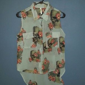 Hi/low sleeveless button up w/skulls