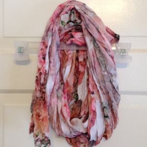 ❤HOST PICK! 1/6 ❤Brand new romantic H&M scarf
