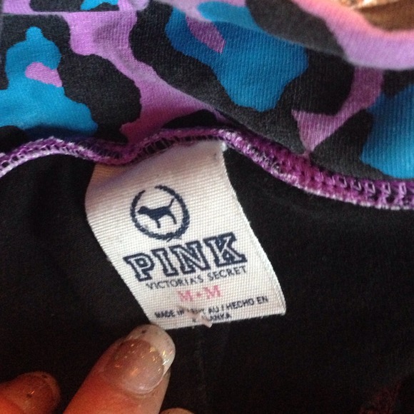 ❤️❤️SOLD. ❤️❤️VS PINK cropped yogas. - Picture 2 of 3