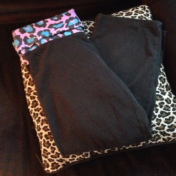 ❤️❤️SOLD. ❤️❤️VS PINK cropped yogas. - Picture 3 of 3