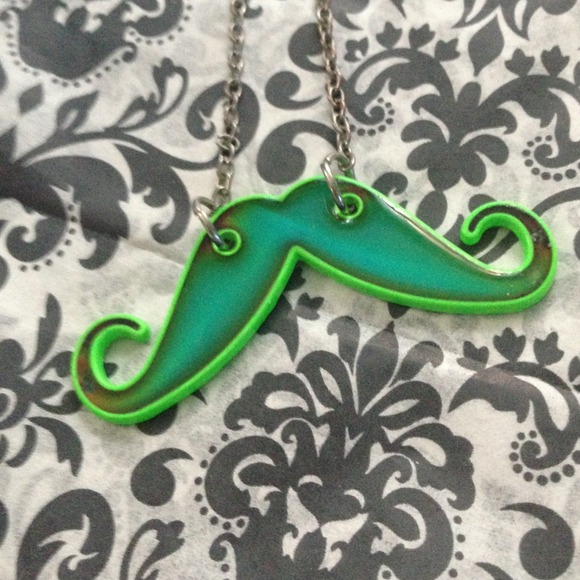 Mood color changing mustache necklace💛💙💜💚❤👨 - Picture 1 of 4