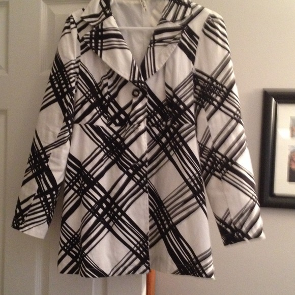 Black and white striped coat with belt - Picture 2 of 2