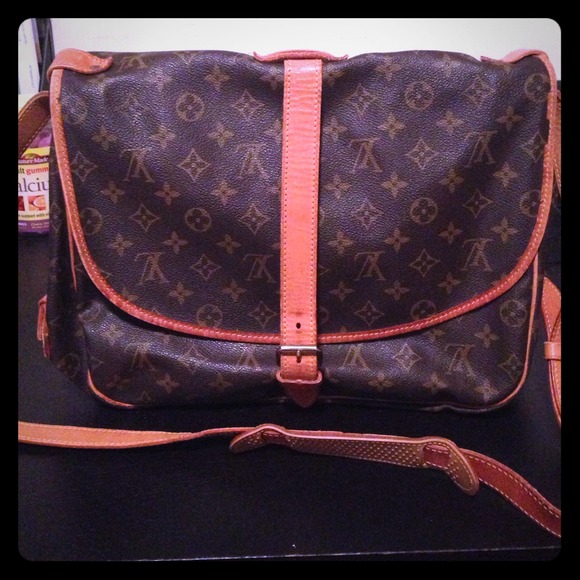 *RESERVED @litangel24k* Louis Vuitton Saumur 35