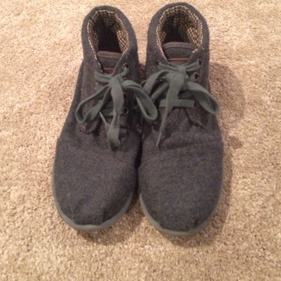 Never worn toms