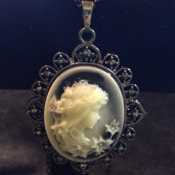 💥PRICE CUT💥VINTAGE HANDCRAFTED PENDANT - Picture 2 of 5