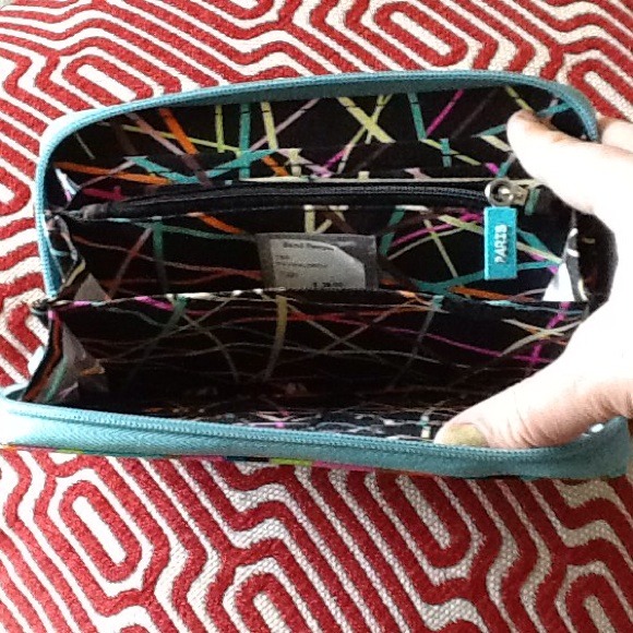 🚫NO LONGER AVAILABLE🚫Vibrant Beautiful Wallet! - Picture 3 of 4