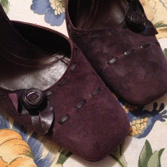 Via Spiga dark purple suede heels. Size7.