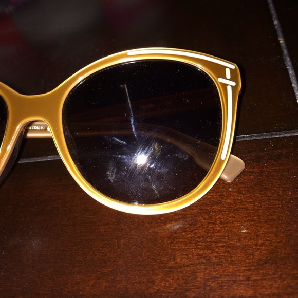 🚩sold🚩authentic fendi sunglasses - Picture 2 of 4