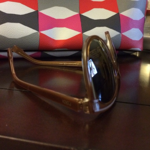 🚩sold🚩authentic fendi sunglasses - Picture 4 of 4