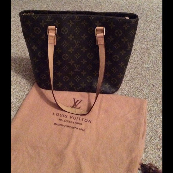 Louis Vuitton purse w/ dust bag