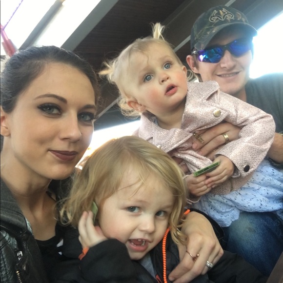 Meet your posher, Brittany👑 - Picture 3 of 4