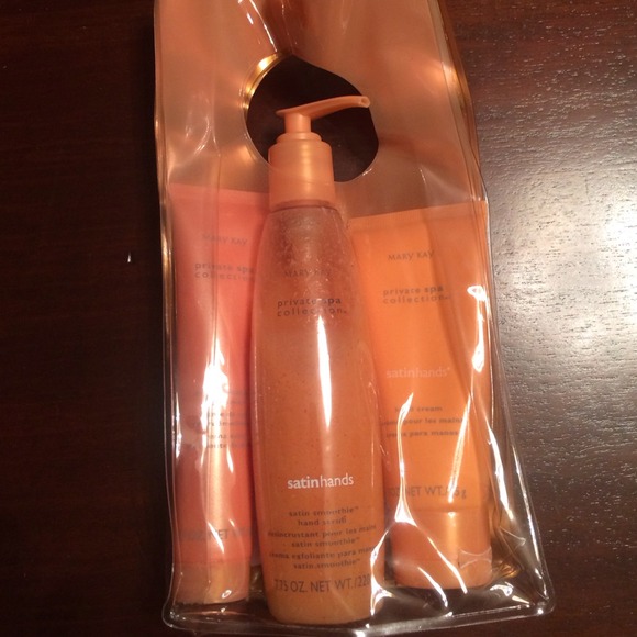 SOLD! Mary Kay Satin Hands Pampering Set