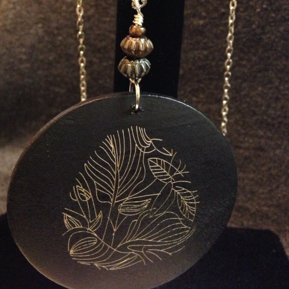 Black leaf pendant - Picture 2 of 3