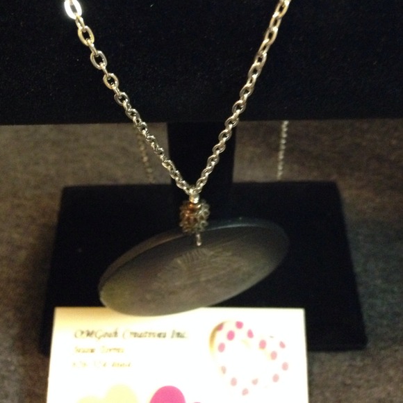 Black leaf pendant - Picture 3 of 3