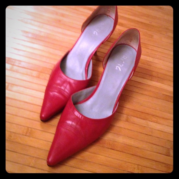 BCBG KITTEN HEEL PUMPS