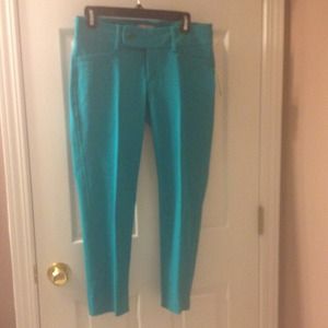 Stylish Lilly Pulitzer capris. Great color!