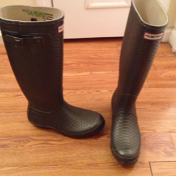 🚫Reserved Silver textured hunter boots. Fits a 9