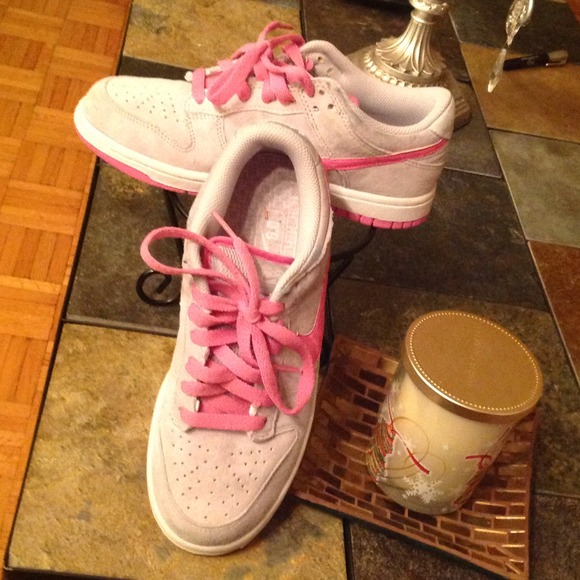 NIKE GRAY AND PINK SUEDE SNEAKERS 6.0