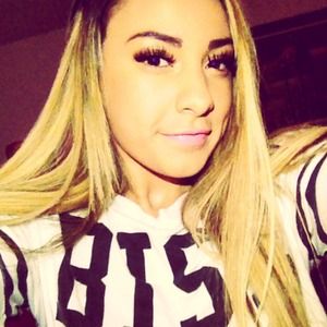 I'm wearing this cute cropped shirt 💗