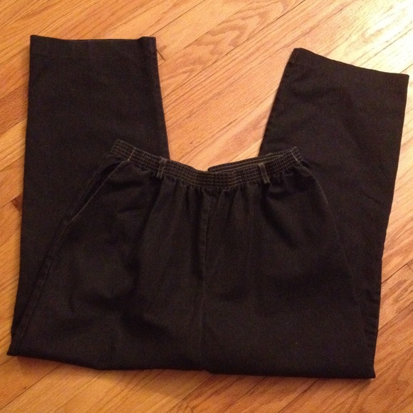 Alfred Dunner. Black jeans, elastic waist.