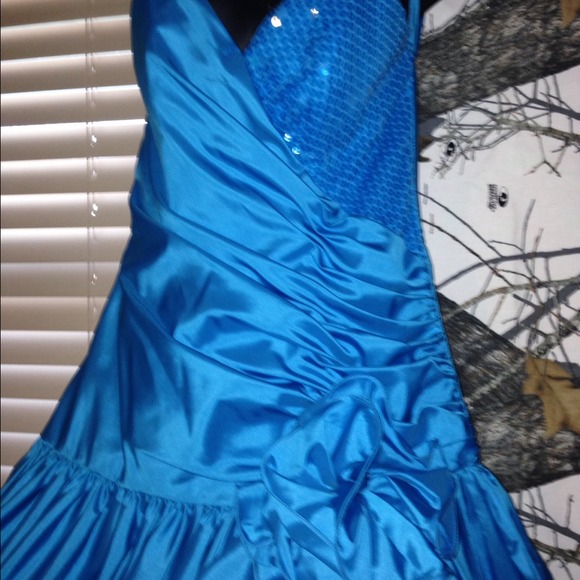 BEAUTIFUL PROM SPECIAL EVENT DRESS - Picture 3 of 4