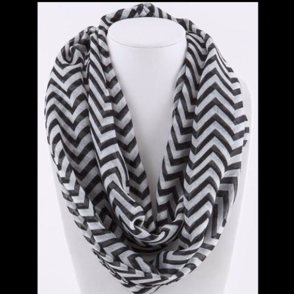 🚫SOLD🚫Chevron Infinity Scarf/Black/White. - Picture 3 of 3