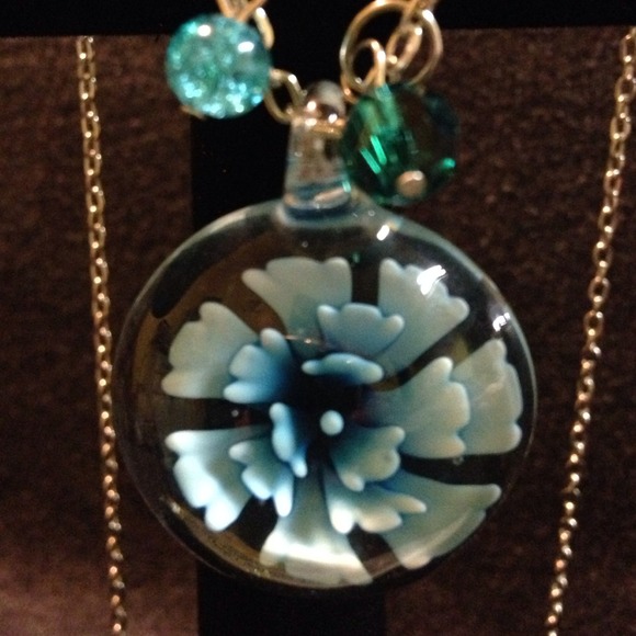Beautiful flower in glass pendant with charms - Picture 2 of 3