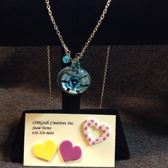 Beautiful flower in glass pendant with charms - Picture 3 of 3