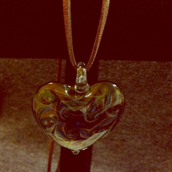Catseye glass heart pendant with suede cord - Picture 1 of 2