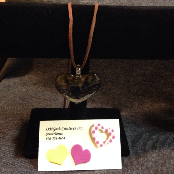 Catseye glass heart pendant with suede cord - Picture 2 of 2