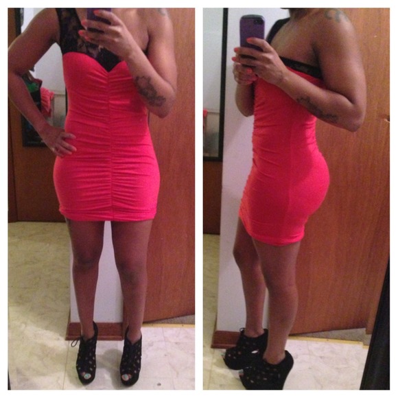 Red party dress with lace arm strap - Picture 1 of 2